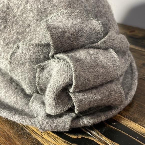 Cute grey wool hat in 100% wool. Fits average size head. Wool “flower” - Picture 3 of 10
